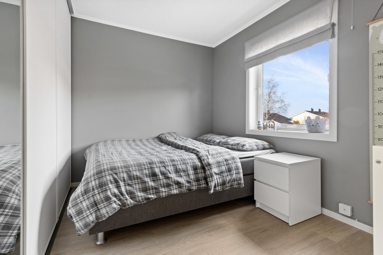 Soverom 2 har skyvedørsgarderobe Galleribilde