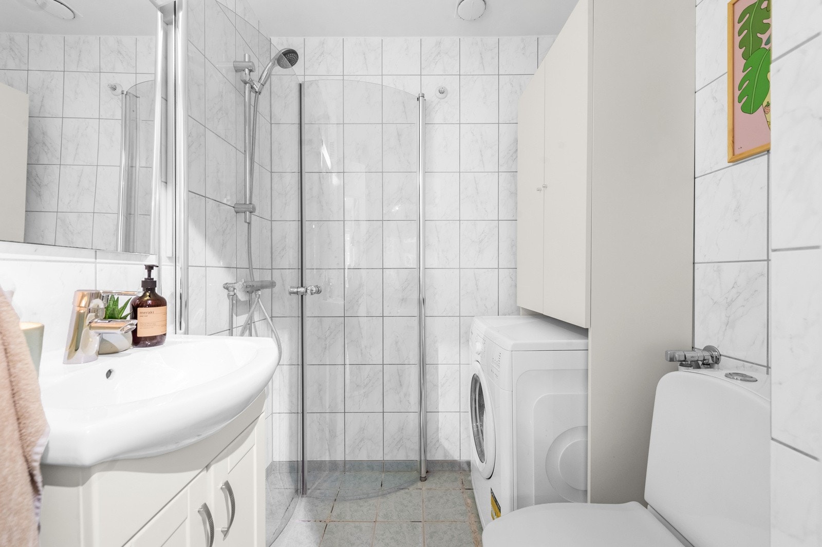 Lyst, flislagt baderom med gulvvarme. Galleribilde