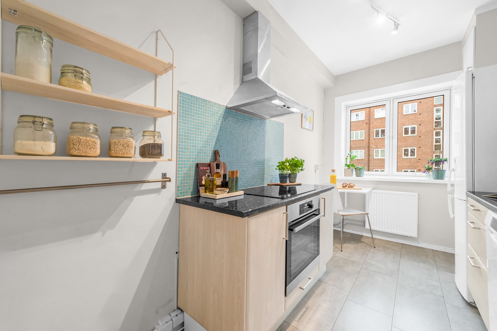 Det er integrerte hvitevarer med stekeovn og induksjon platetopp. I tillegg er det frittstående oppvaskmaskin og kjøleskap. Galleribilde