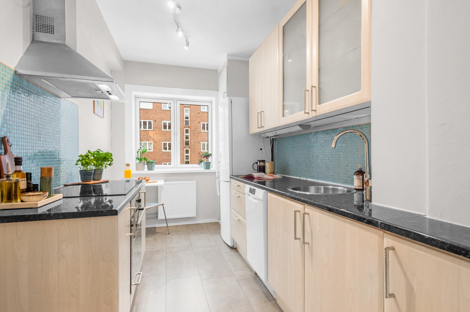 Innredningen har en god kombinasjon av skap- og benkeplass. Galleribilde