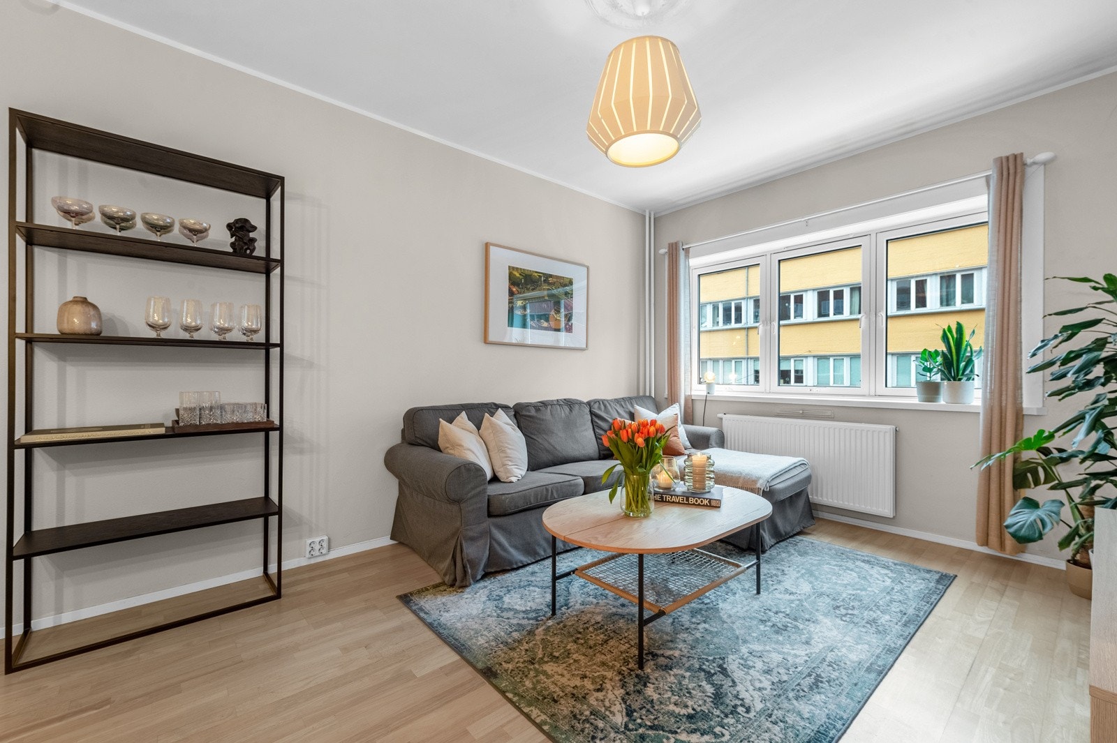 Kombinasjonen av den gjennomgående planløsningen og de store vinduene, sørger for rikelig med naturlig lys. Galleribilde