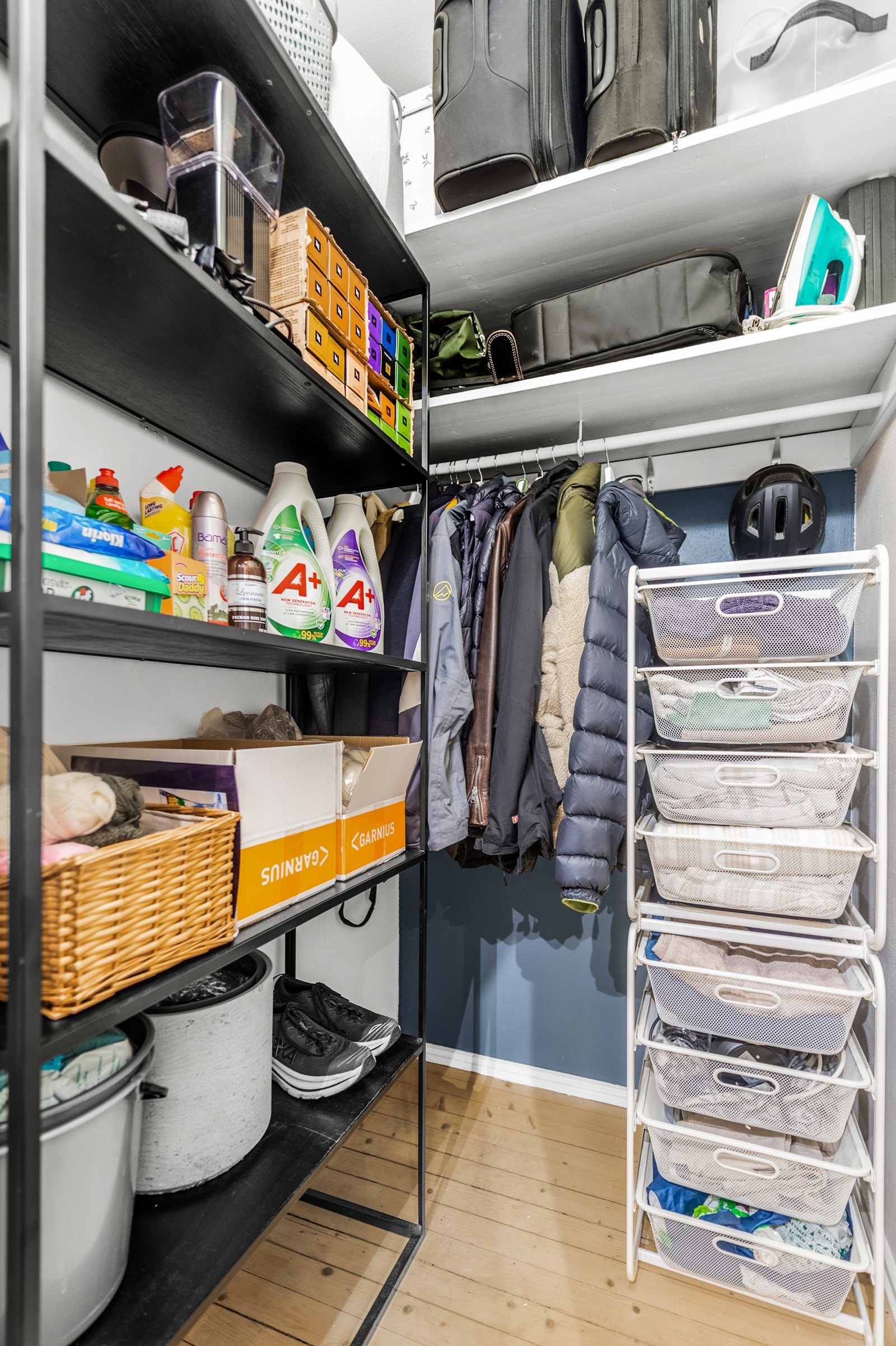 Entréen er tilknyttet den innvendige boden. Den er i dag innredet med praktiske hyllesystem for oppbevaring. Galleribilde