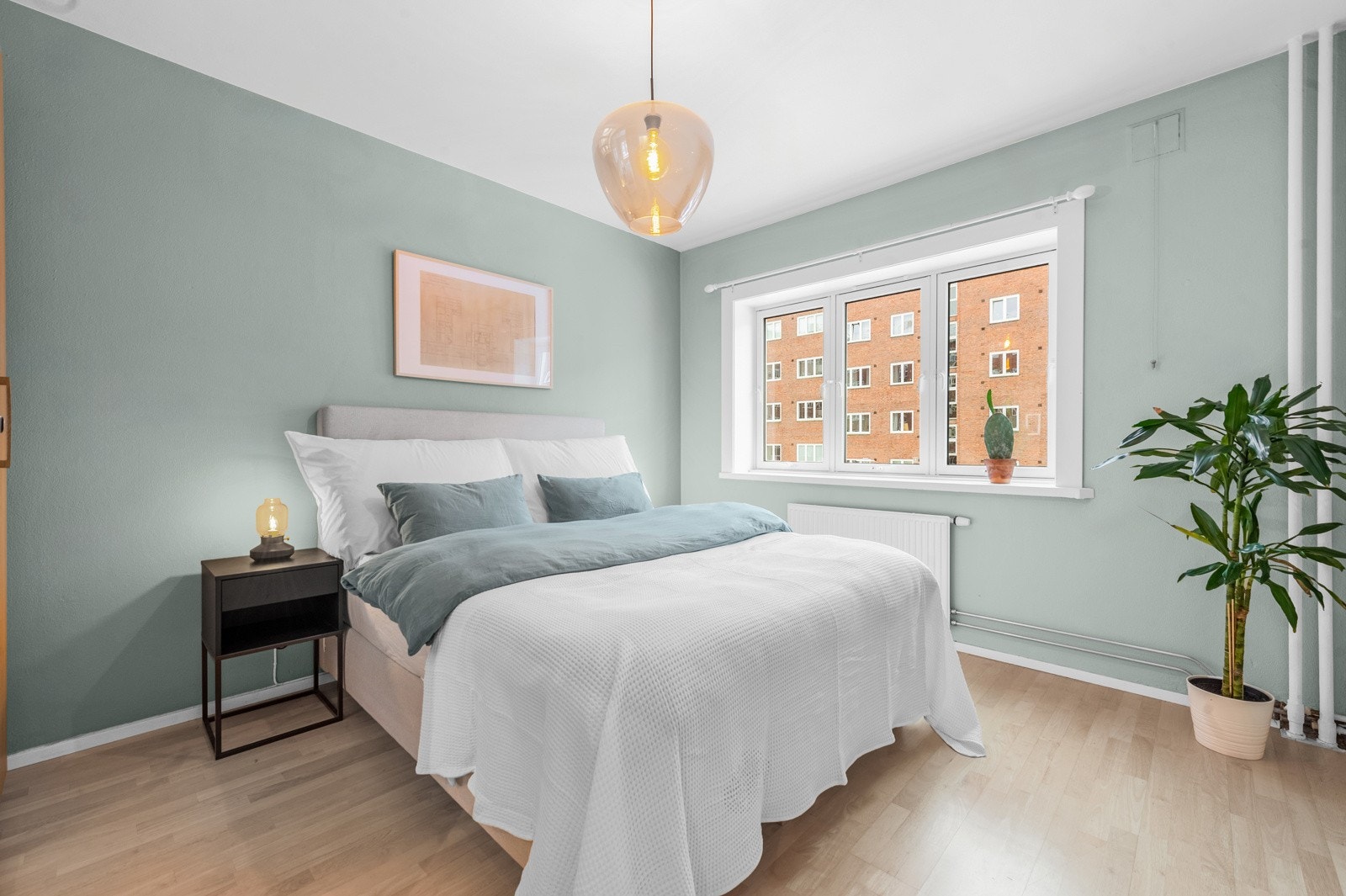 Videre byr leiligheten på et stort soverom med plass til dobbeltseng og nattbord. Vinduet slipper inn godt med naturlig lys. Galleribilde