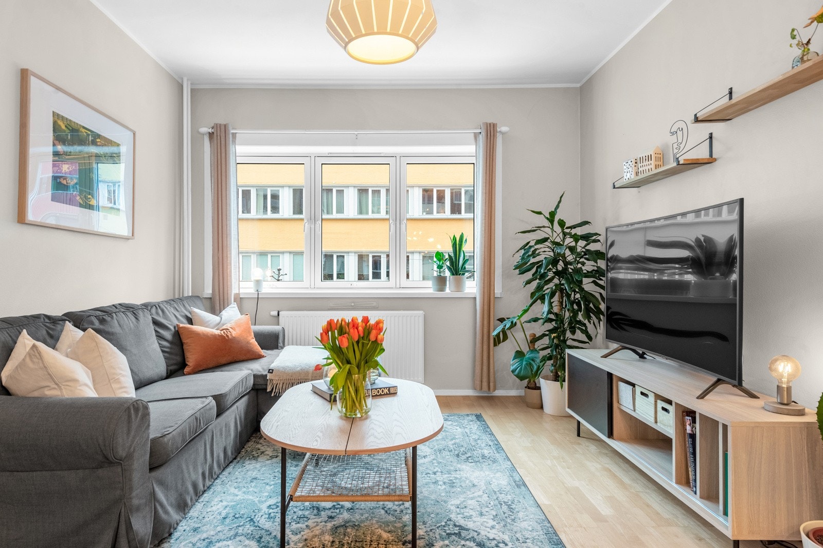 Leiligheten varmes opp med radiatorer via sentralvarmeanlegg. Galleribilde