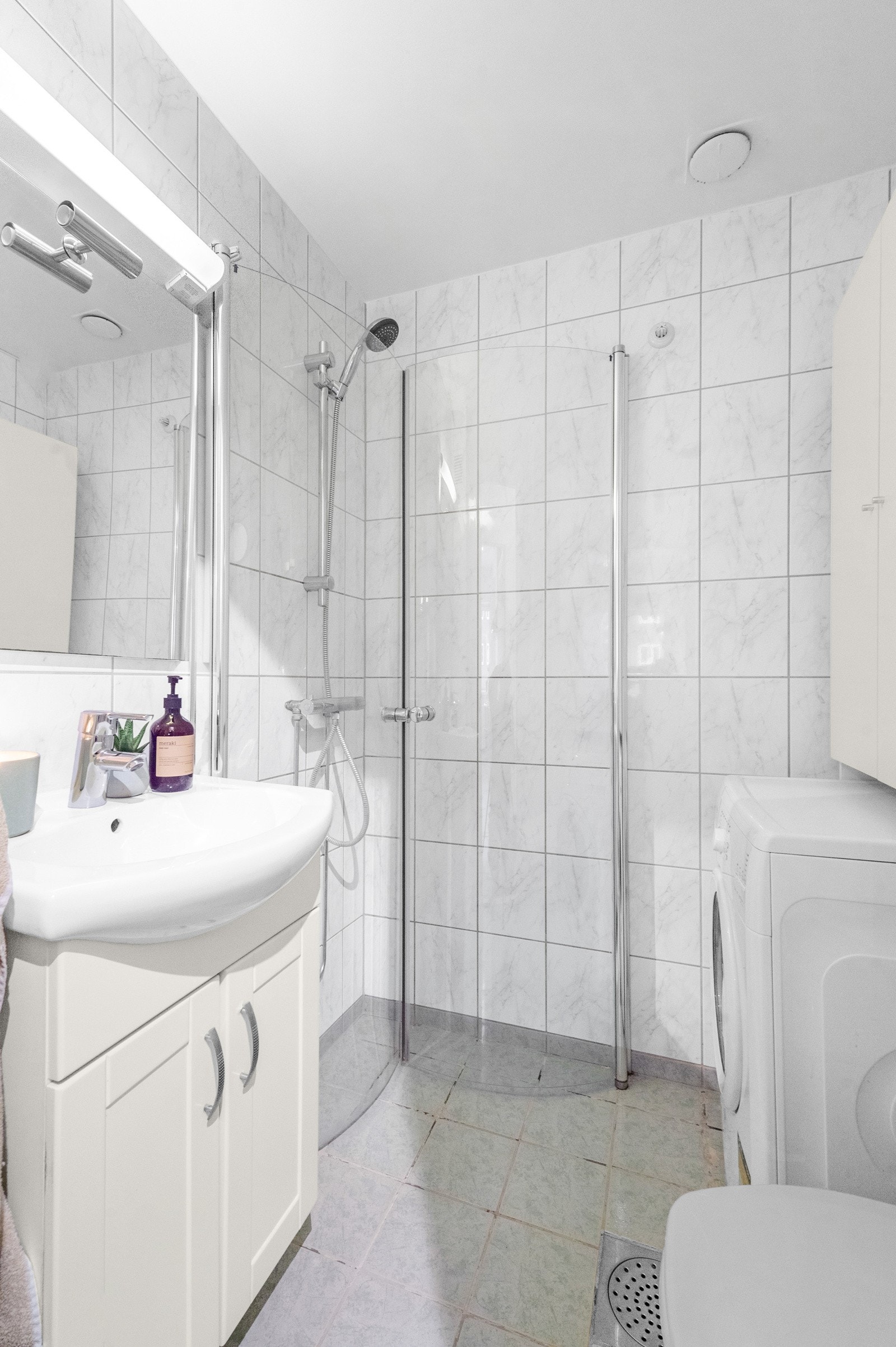 Badet har opplegg for vaskemaskin, samt vaskemuligheter i borettslagets fellesvaskeri. Galleribilde