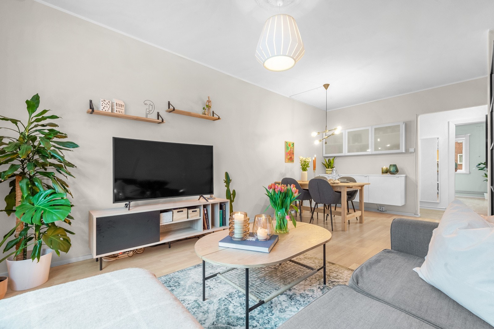 Stuen er et sosialt rom med plass til både sofagruppe og spiseplass. Galleribilde