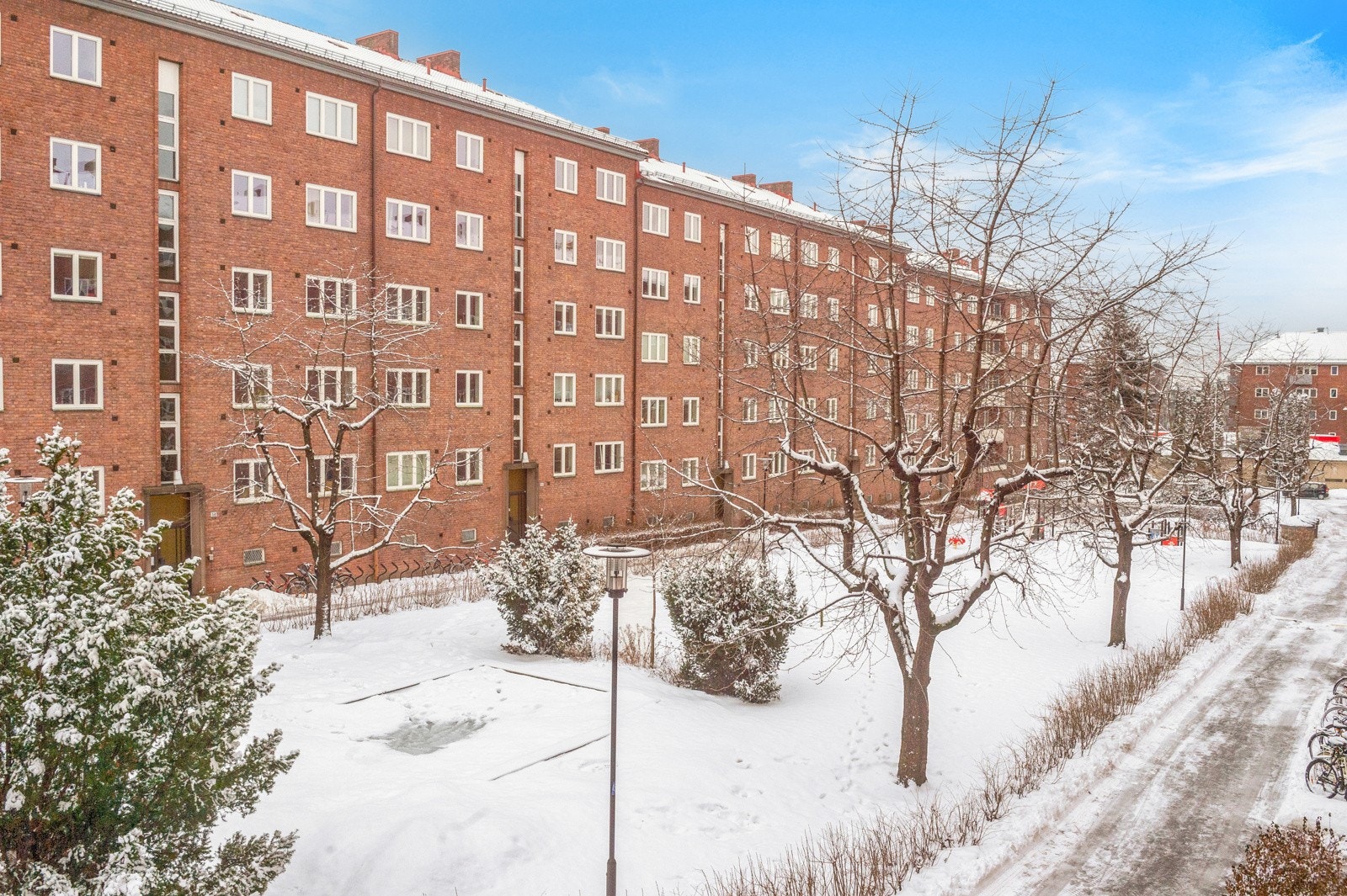 Fra kjøkkenvinduet er det hyggelig utsyn mot borettslagets egne bakgård. Galleribilde