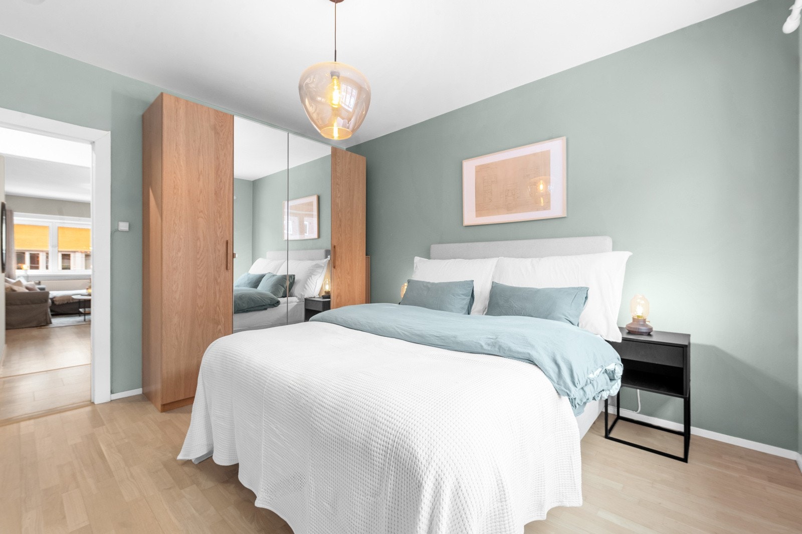 Rommet er malt i en behagelig farge og det er godt med lagringsplass i den medfølgende garderoben. Galleribilde