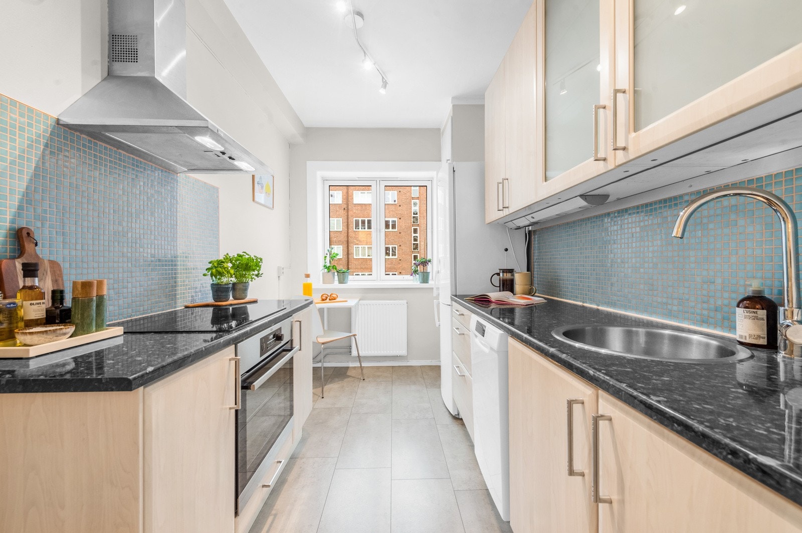 Kjøkkenet ligger i et separat rom som vender ut mot bakgården. Galleribilde