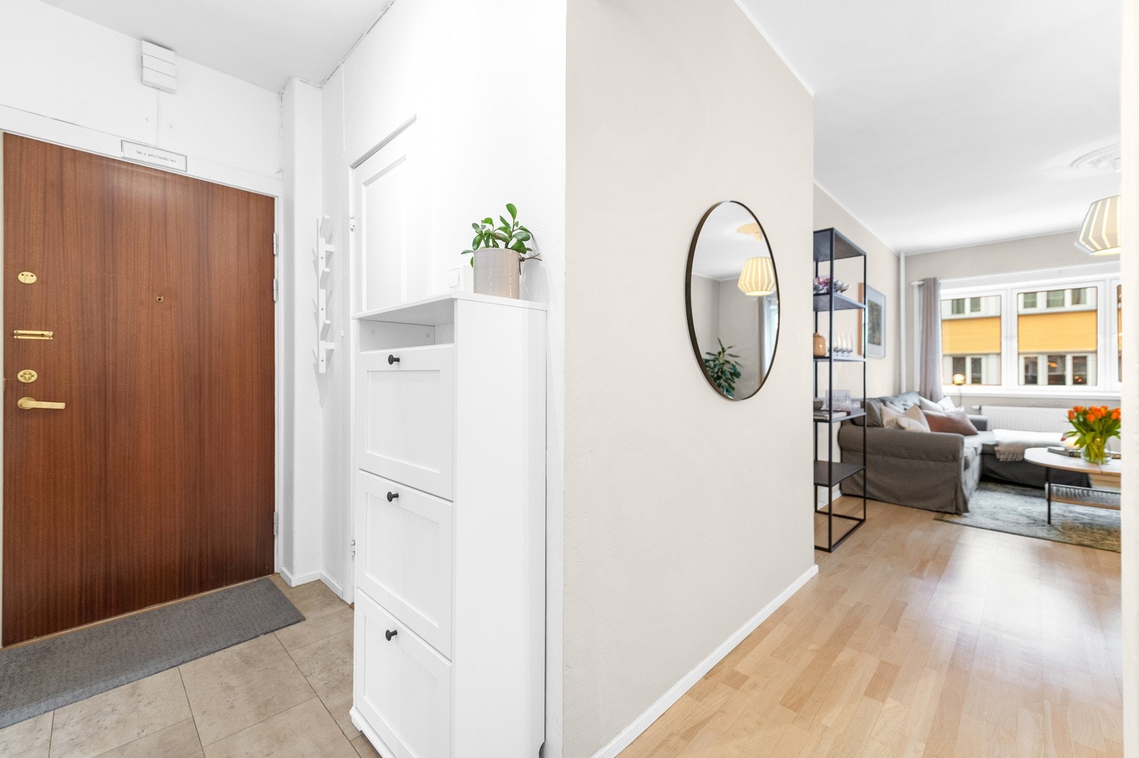 Velkommen til visning! Lys entré med flere muligheter for oppbevaring. Galleribilde