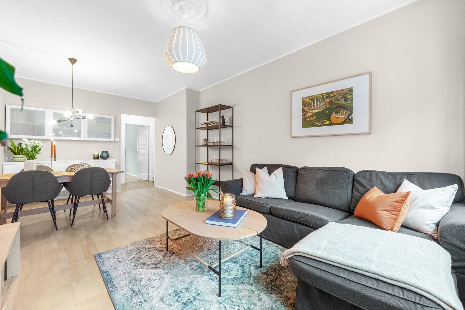 Overflatene er malt i en moderne fargepalett. Galleribilde