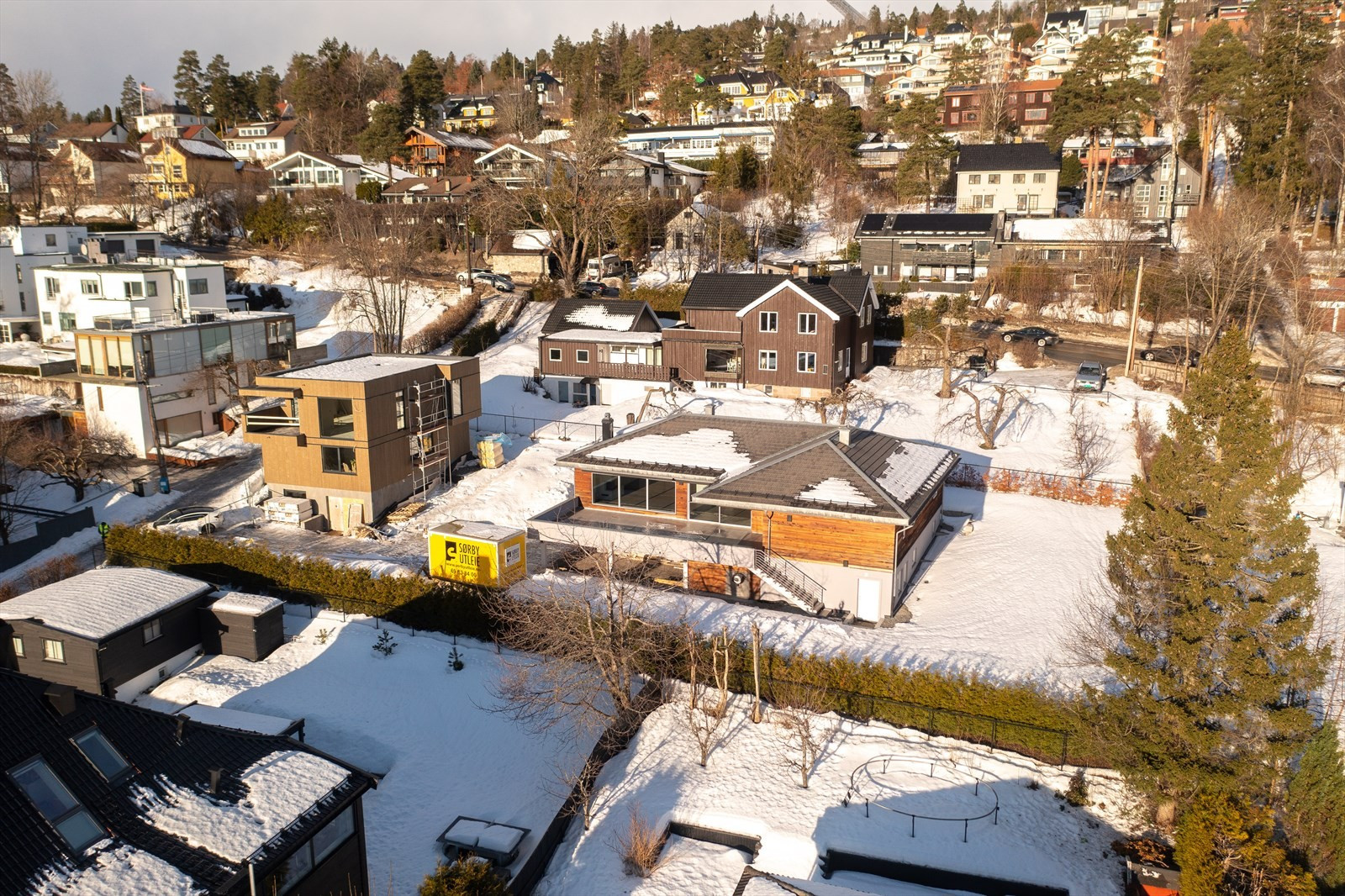 Lekker enebolig på 310 kvm på høyde. Barnevennlig innerst i blindvei. Bergvarme. Praktikantdel. Carport. Solrikt. Utsikt