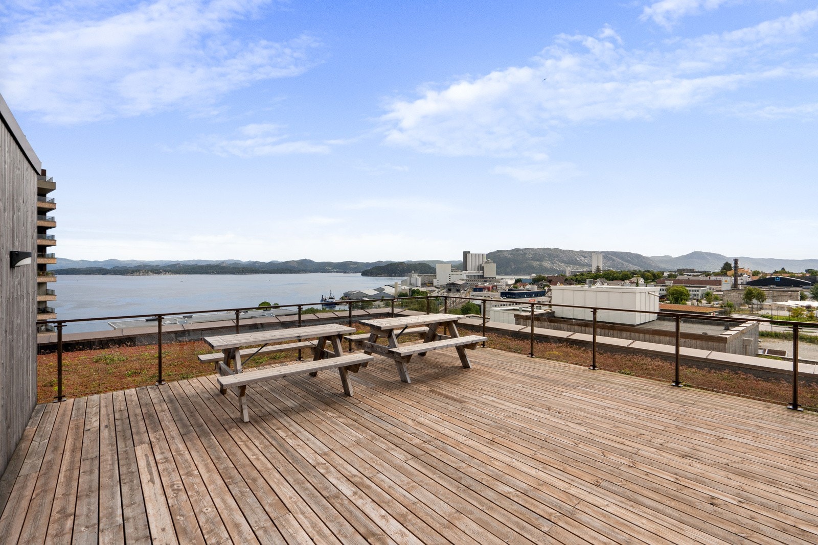Solrik, felles takterrasse med felles benker. Galleribilde