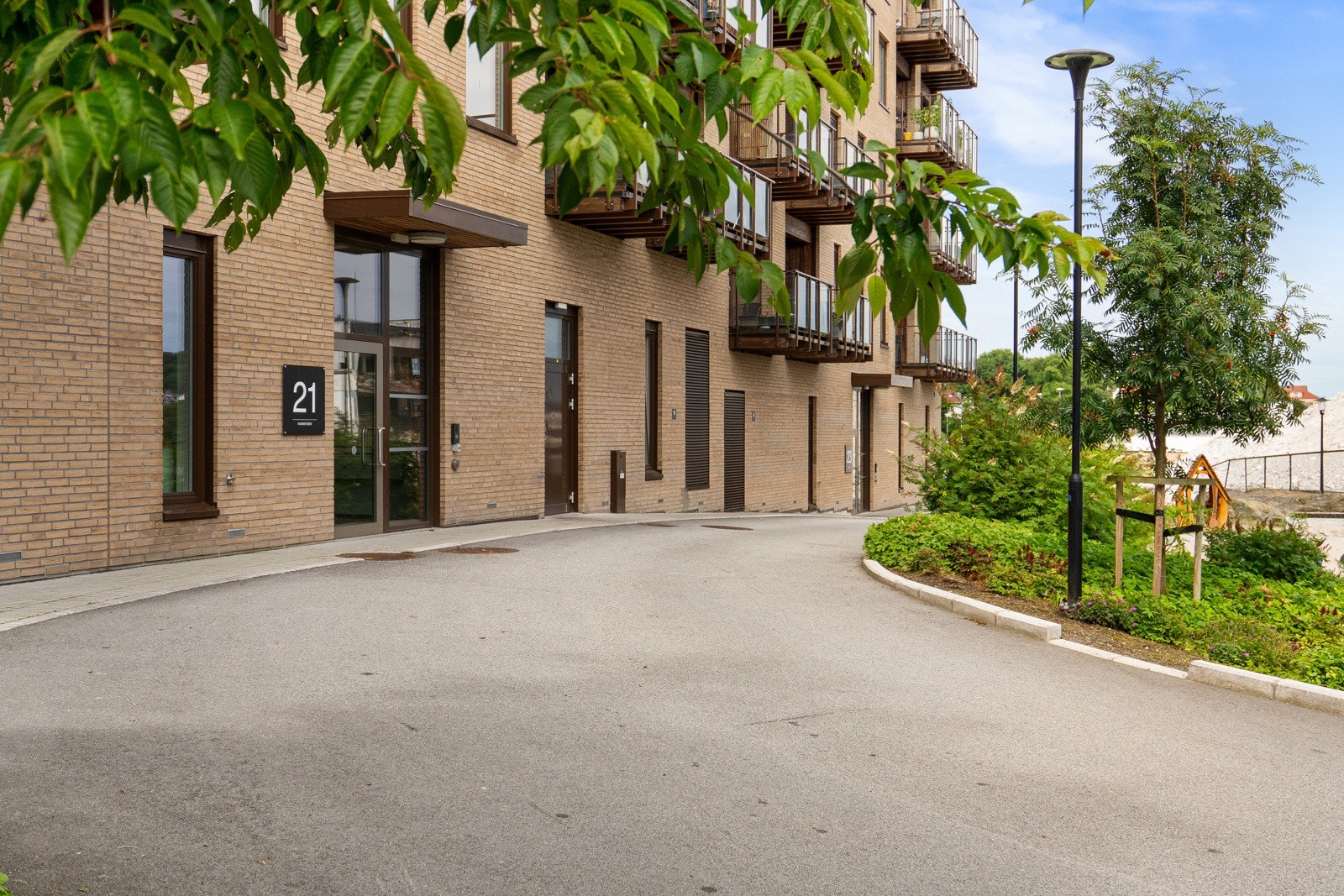 Fra boligen er det gangavstand til både buss og tog. Galleribilde