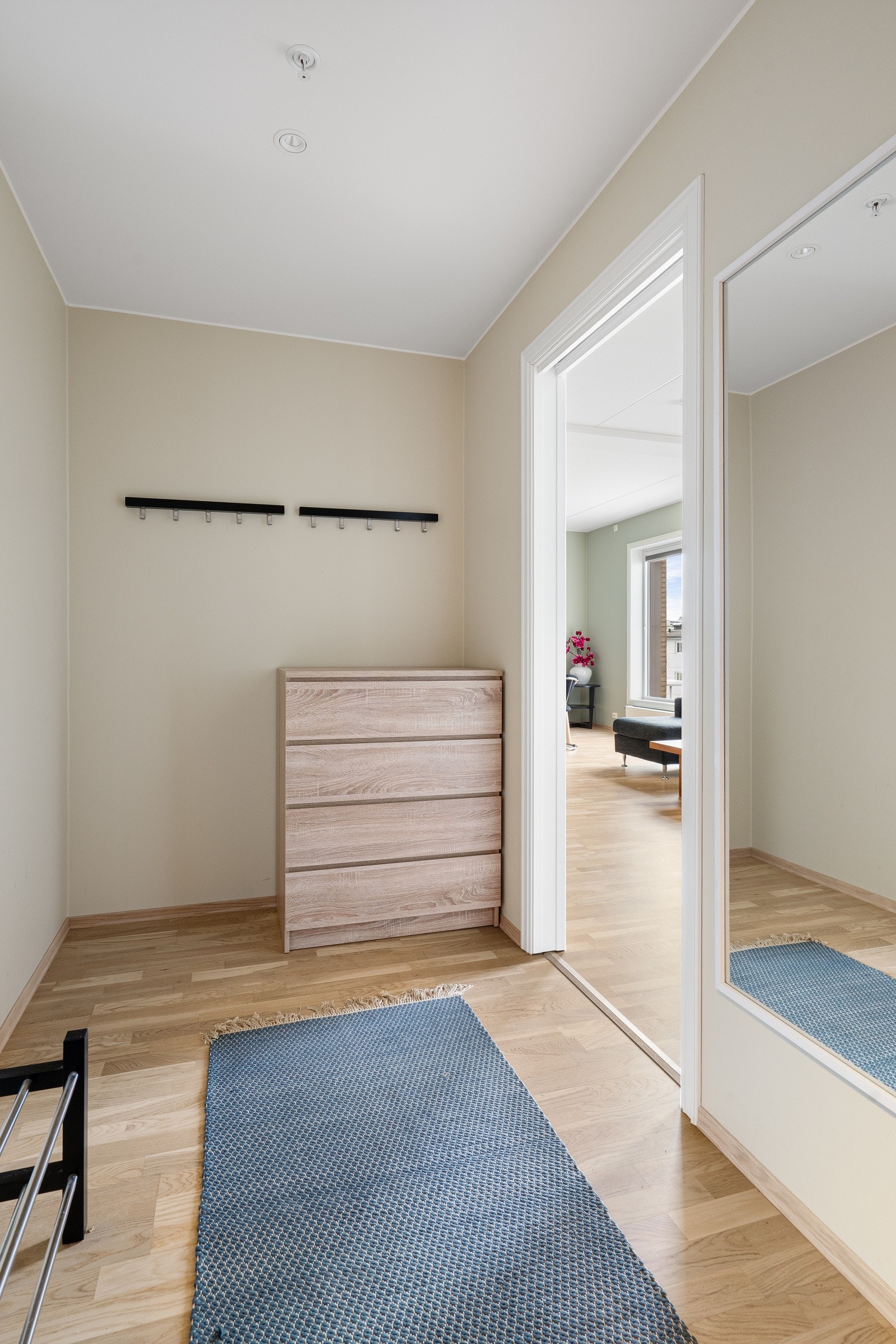 Romslig entré. Det er trappefri adkomst via heis. Heisen tar deg helt fra kjelleretasje til takterrassen Galleribilde