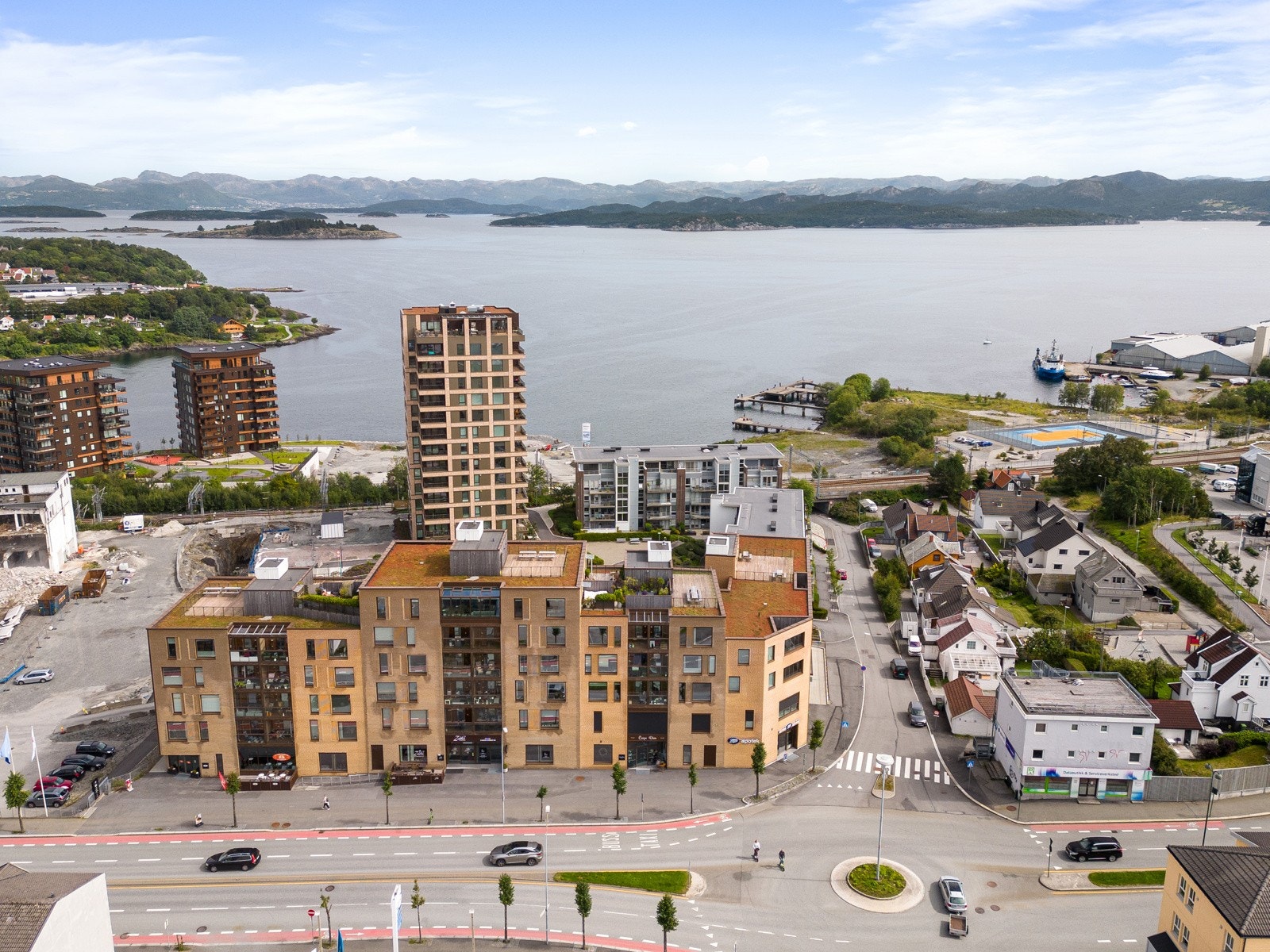 Det følger ikke parkering til leiligheten. Midlertidig gratis parkering på nedsiden med Våland Dampbakeri. Galleribilde