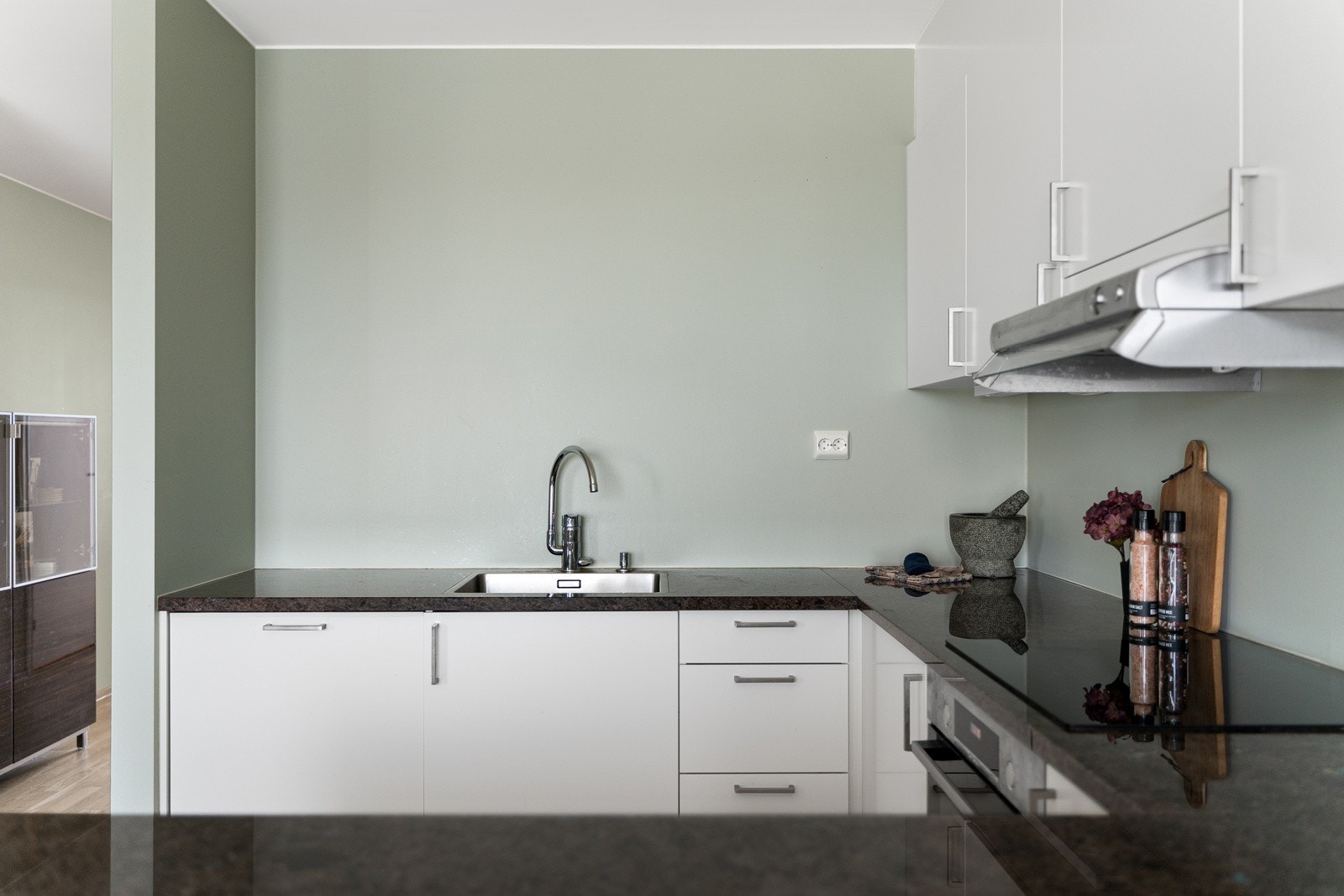 Kjøkken i åpen og sosial løsning med stue. Galleribilde