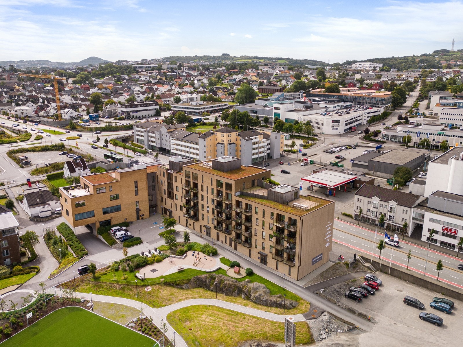 For den turglade er det gode muligheter med blant annet Mosvannet, Vålandskogen, Vannassen og Sørmarka innen kort avstand i tillegg til tur/sykkelvei langs sjøen helt fra sentrum. Galleribilde