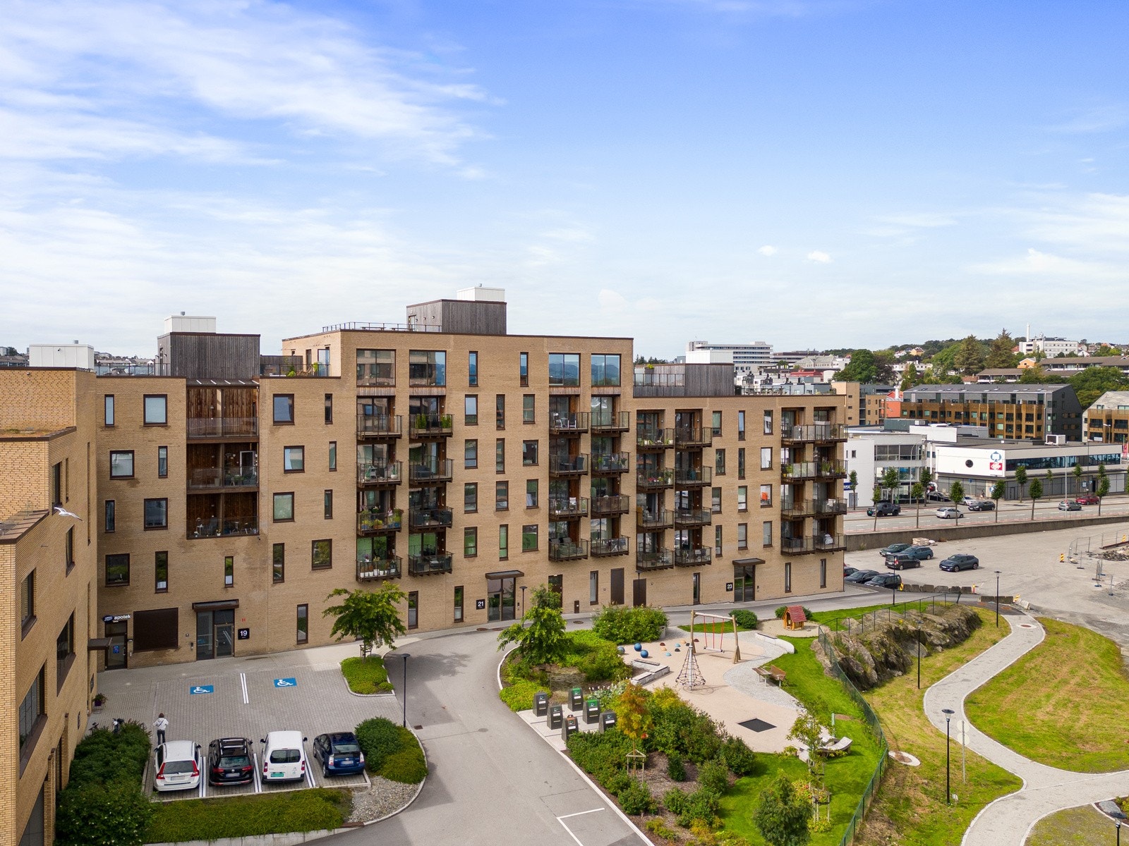 Like utenfor boligen finner man bl.a. Kilden og flere treningssenter. Galleribilde