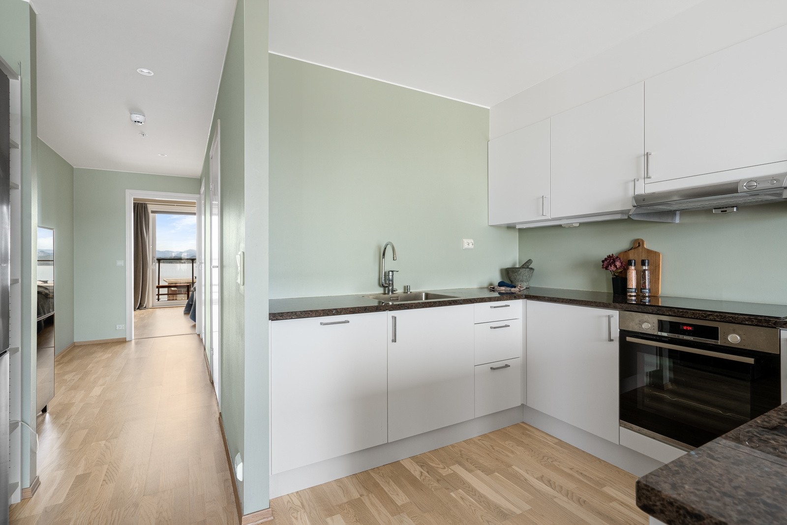 Fra kjøkkenet er det også tilkomst til innvendig lagringsbod. Galleribilde