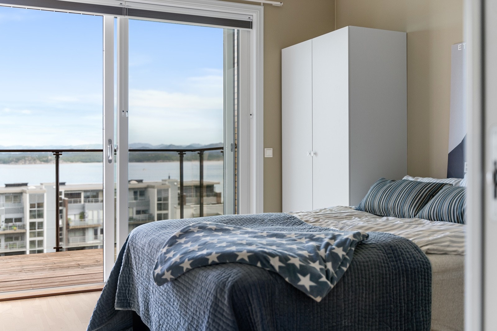 Fra balkongen er det gode solforhold og nydelig utsikt! Galleribilde