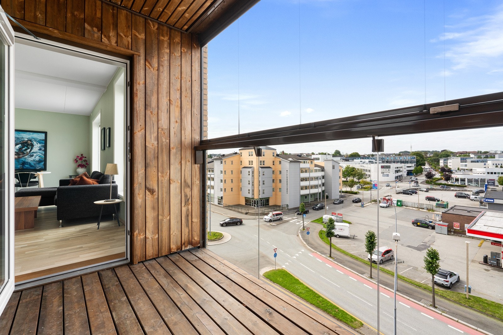 Leiligheten kan skilte med solrike uteplasser, luftig beliggenhet i byggets 5. etg, felles takterrasse og heis. Galleribilde