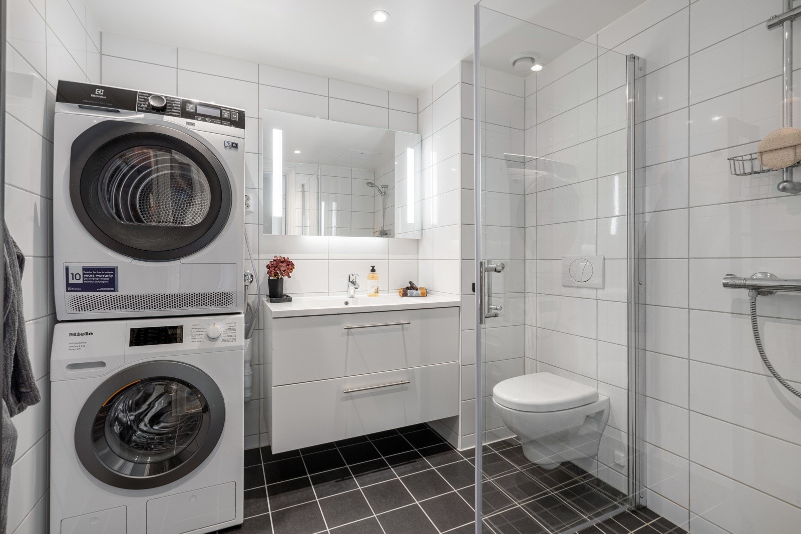 Innholdsrikt, flislagt bad med alt av nødvendigheter. Galleribilde