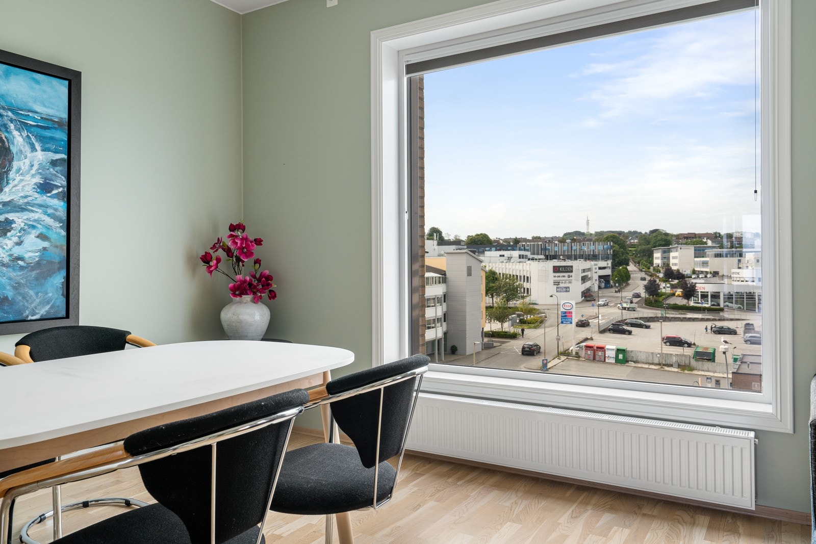 Leiligheten varmes opp via fjernvarme. Galleribilde