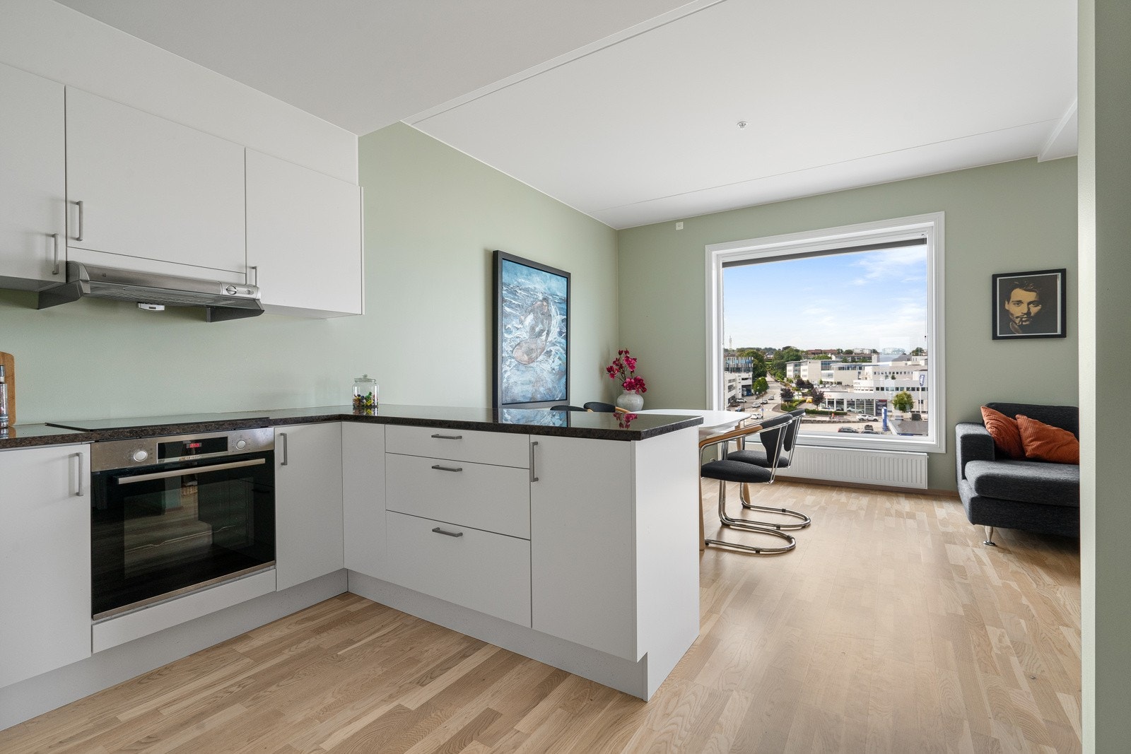 Stilrent og praktisk kjøkken med god skap- og benkeplass. Galleribilde