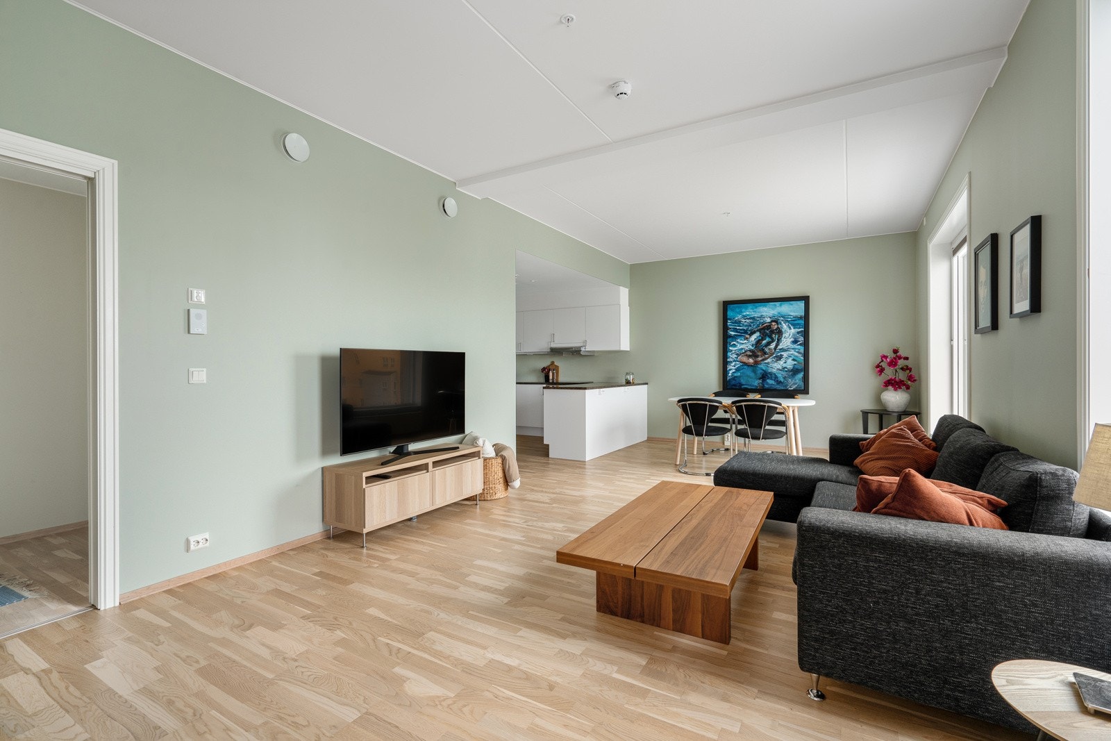 Velkommen inn! Stuen er romslig med god takhøyde og store vindusflater. Galleribilde