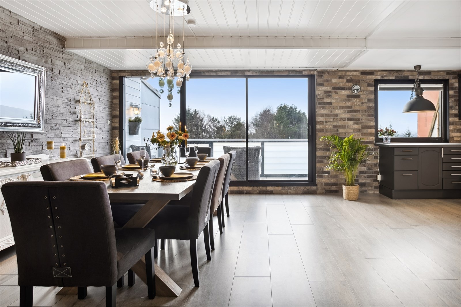 Med store vindu og skyvefelt får man godt med dagslys inn i leiligheten. Galleribilde