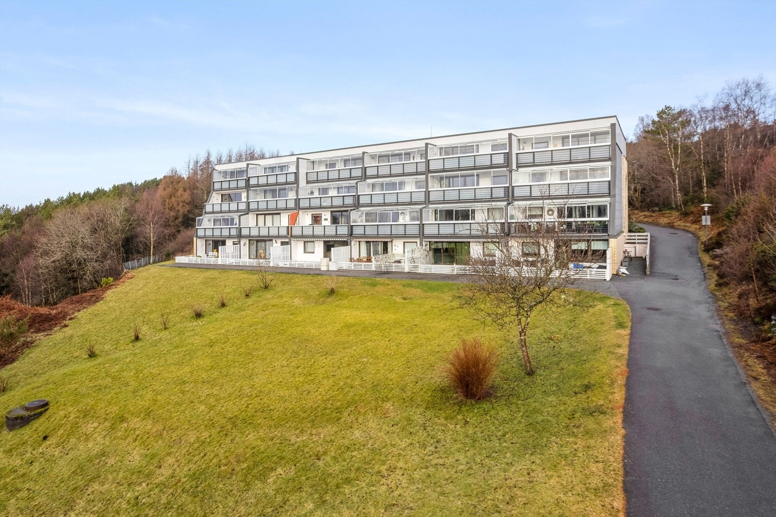 Fra denne siden sees leiligheten i 2. rekke/etasje. Galleribilde