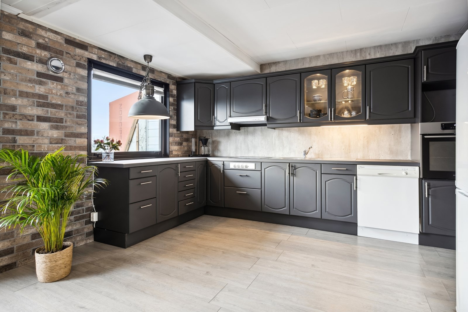 Åpen kjøkkenløsning som gir god romfølelse i leiligheten. Galleribilde