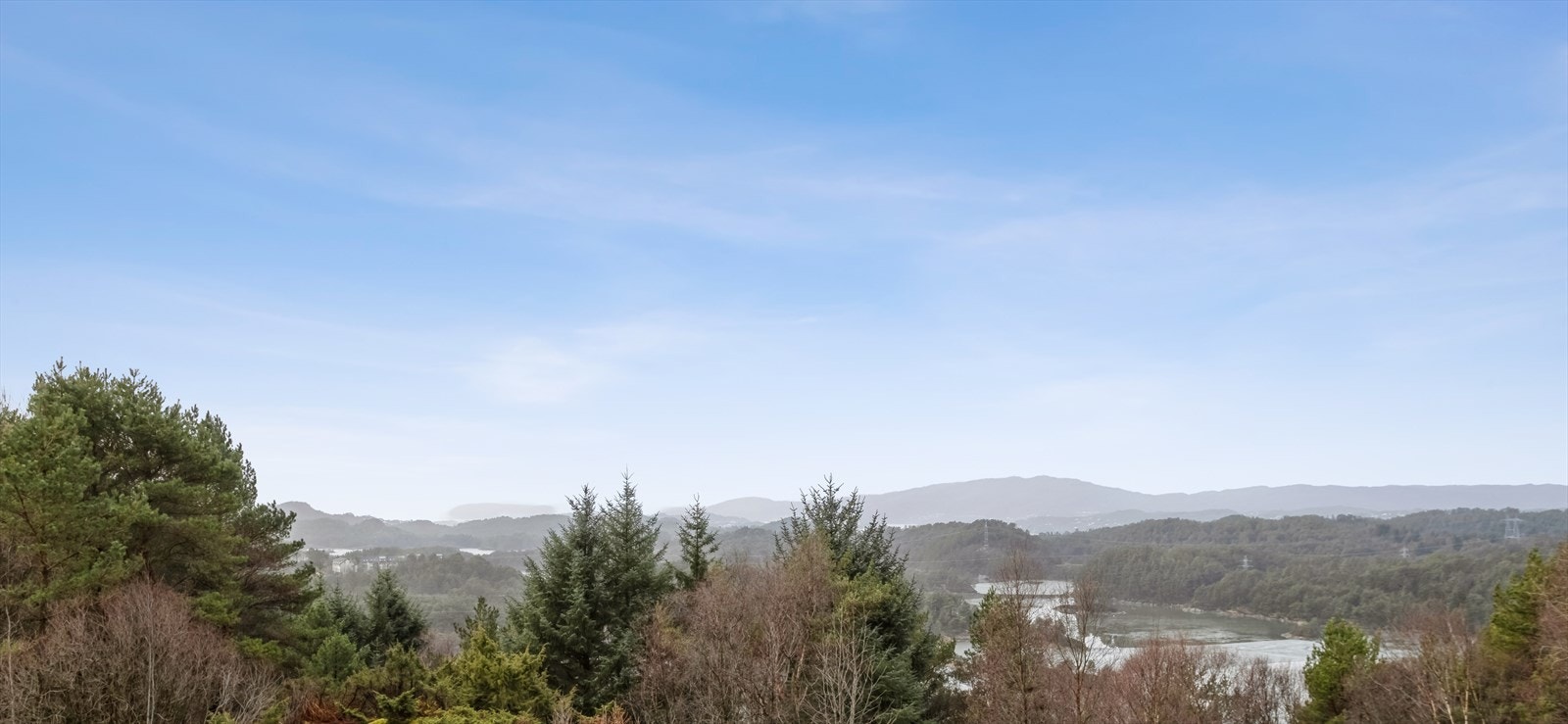 Fra kjøkken, spisestue og altan er det utsikt mot sør, sørvest. Solrikt. Galleribilde