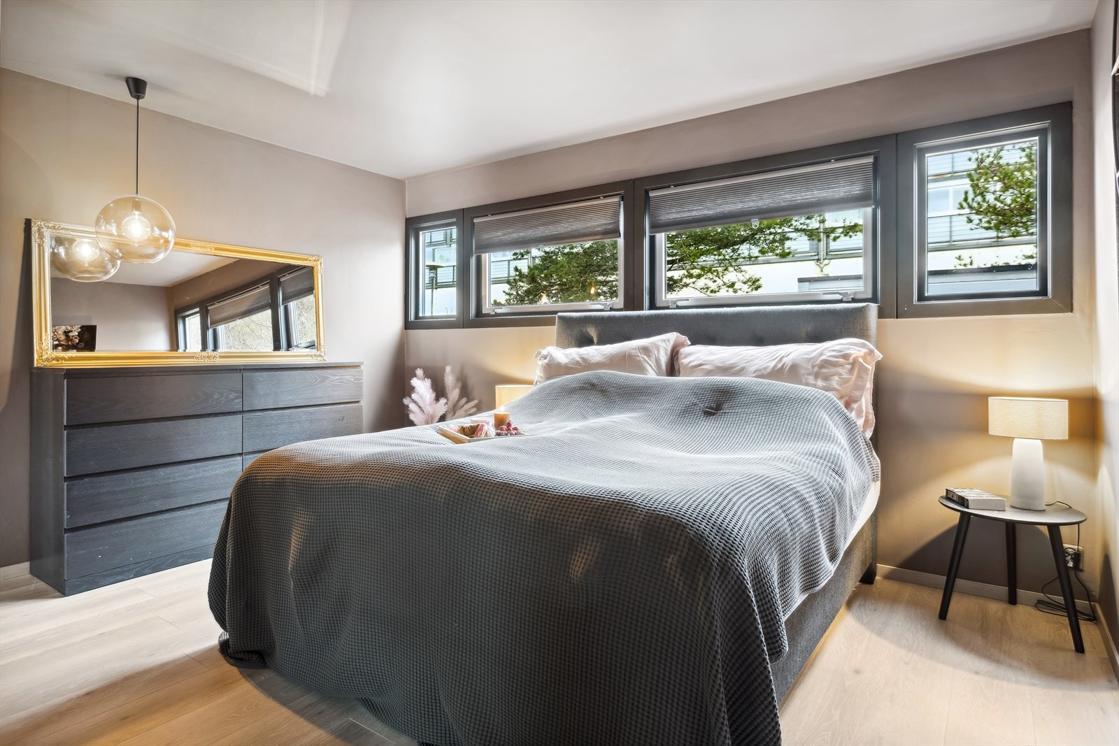 Hovedsoverommmet kan med litt innsats tilbakeføres til 2 soverom lik opprinnelig planløsning. Galleribilde