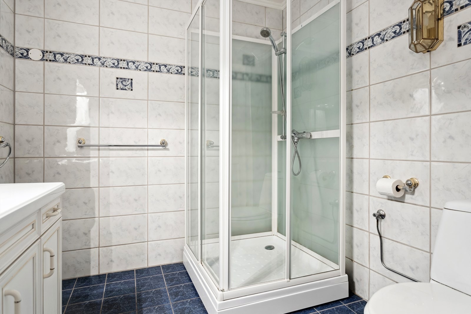 Nåværende løsning, valg av fliser, innredning skal tas 12.-14- mars 2024. Ved raskt kjøp kan kjøper være med å velge. Galleribilde