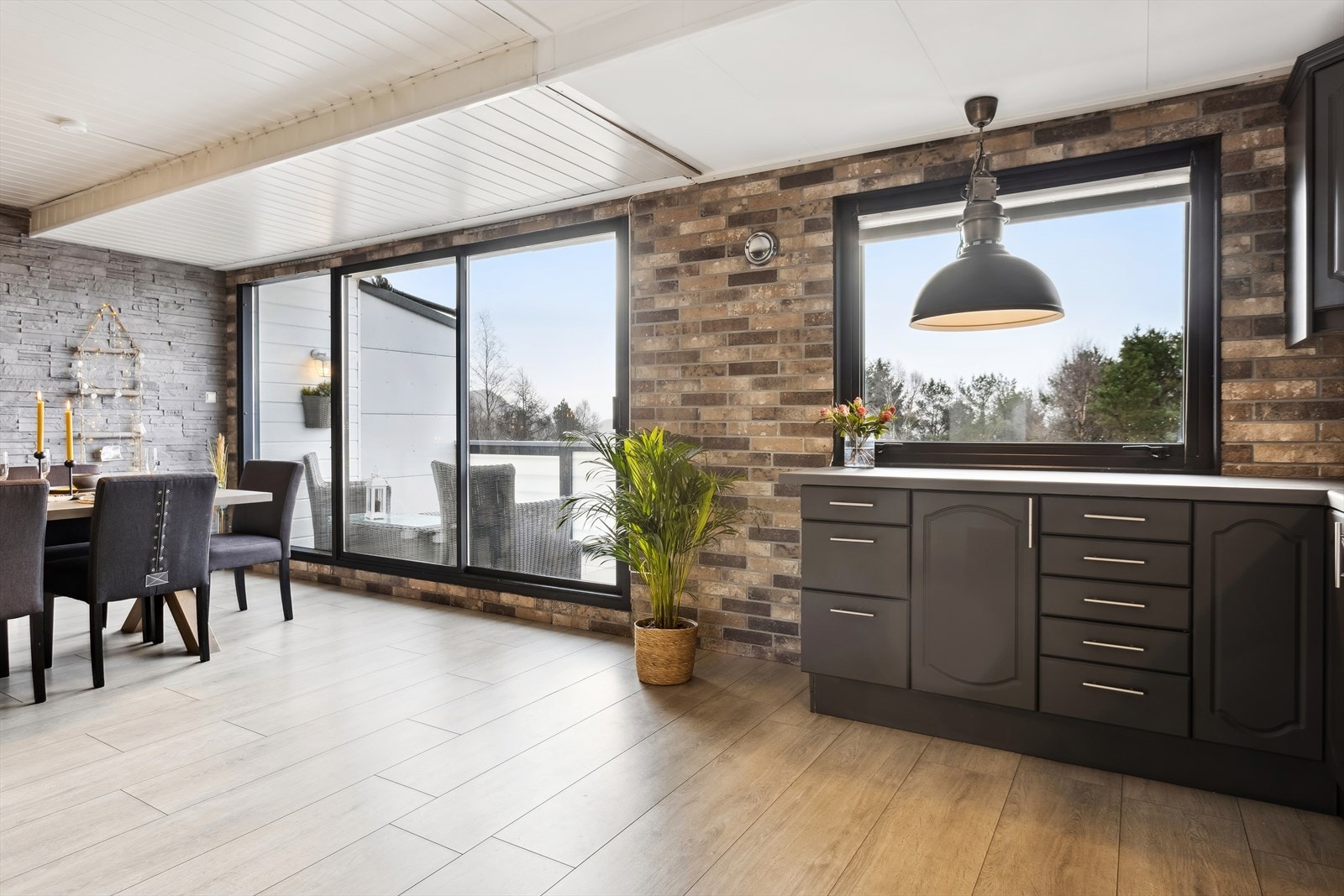 Sosial løsning mellom kjøkken og spisestuedel. Galleribilde