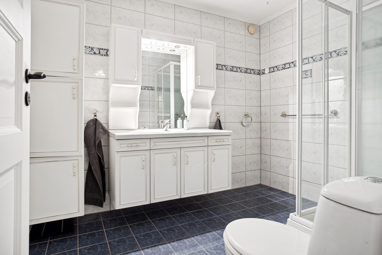 Helfliset bad ( det pågår rehabilitering av bad, vaskerom mm i borettslaget, se egen info i salgsoppgaven ) Galleribilde