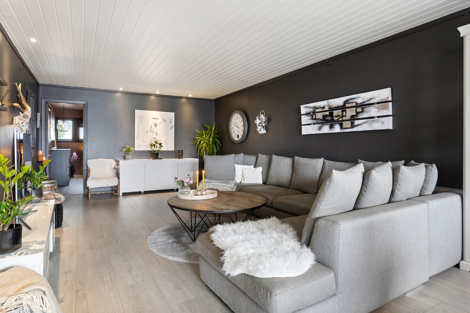 Lun stue med plass til stor sofagruppe. Galleribilde