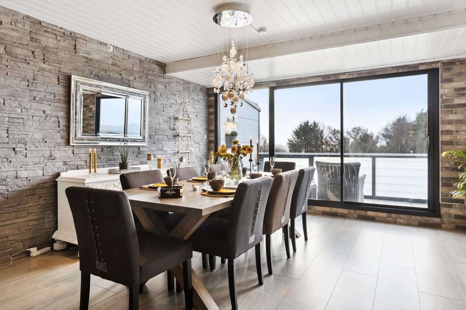 Spisestue med utgang til solrik altan som i disse dager blir innglasset i regi av borettslaget. Galleribilde