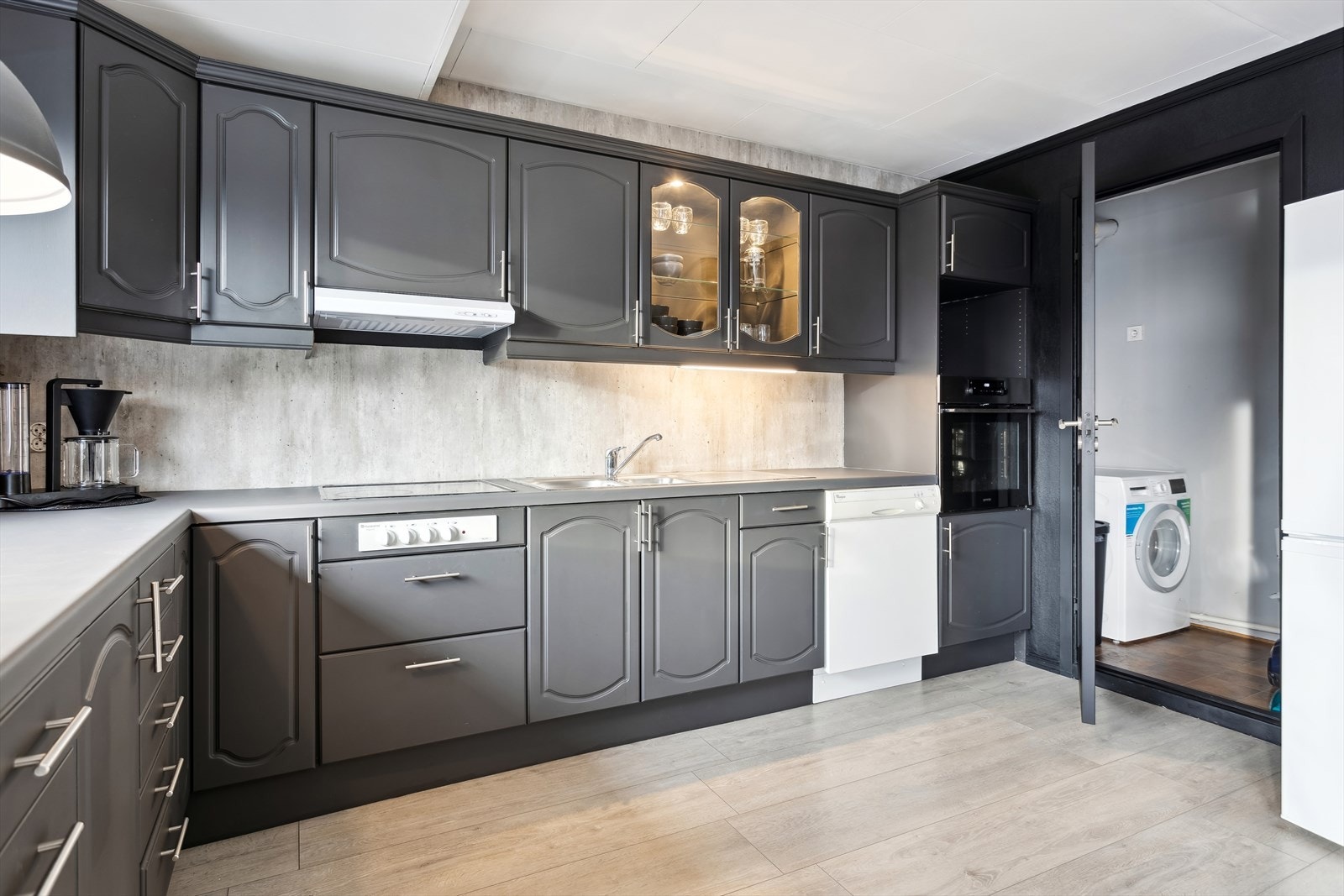 Fra kjøkkenet er det dør til vaskerommet som også er en del av oppgraderingen som pågår i borettslaget. Galleribilde