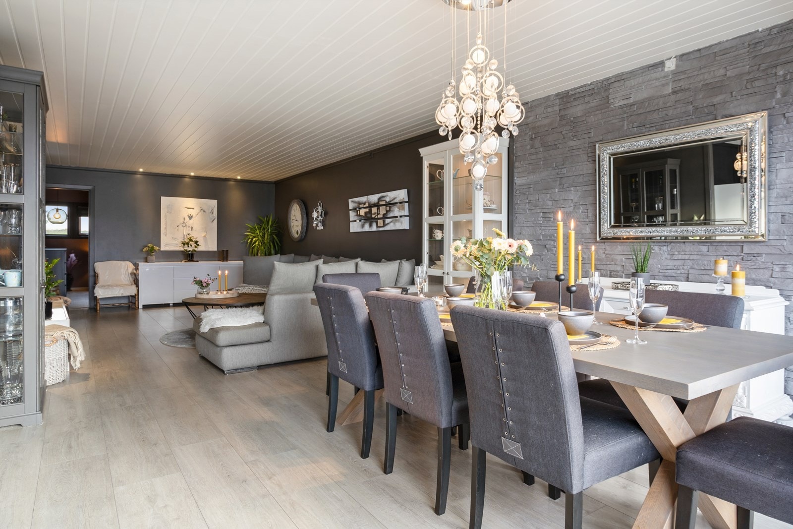 Spisestue og stue med adkomst til dagens hovedsoveorm. Galleribilde