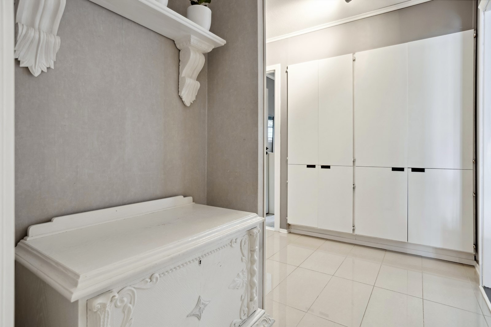 Lys og fin entré med innfelt garderobeskap. Galleribilde