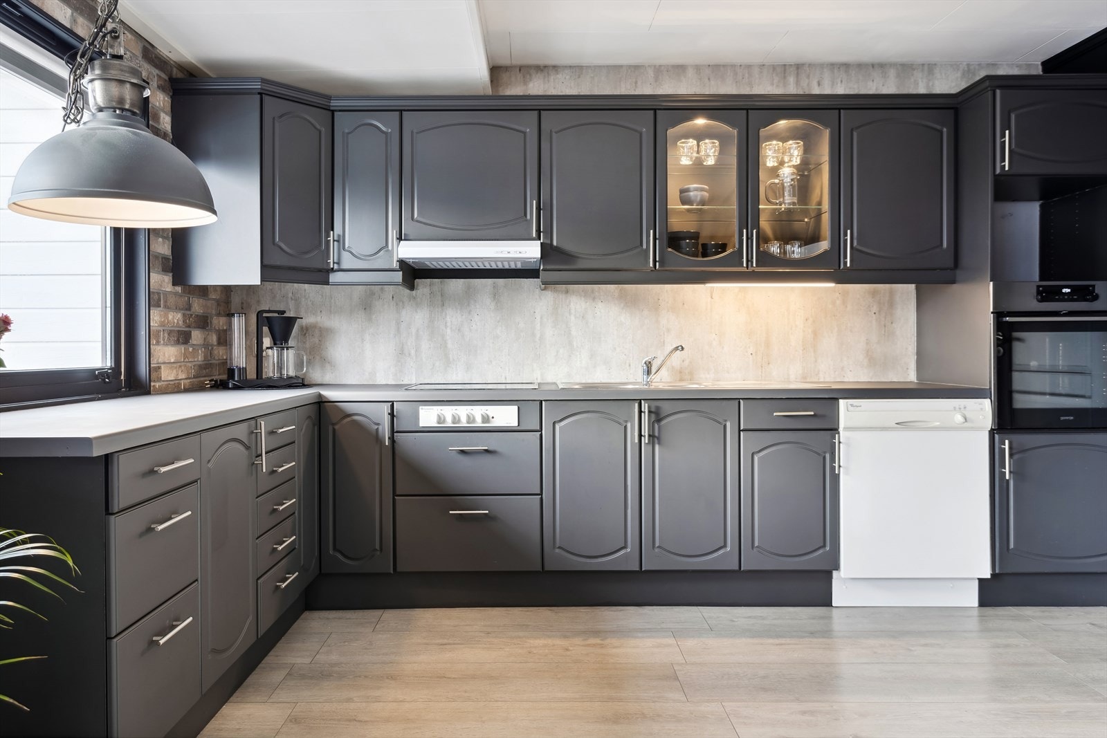 Kjøkken med vindu og innredning med mye benk- og skapplass. Galleribilde