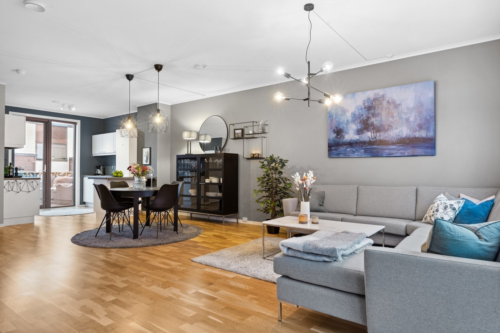 Stuen er godt egnet for sløve dager så vel som sosiale sammenkomster. Galleribilde