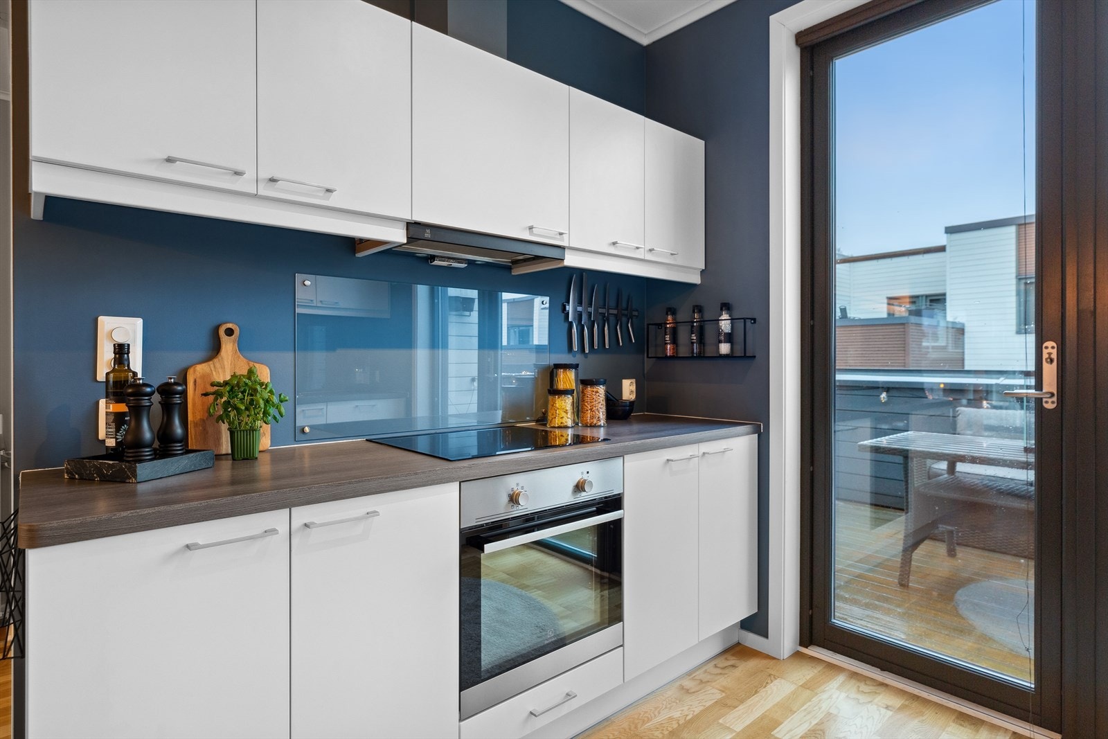 Kjøkkenet har et stilrent design med god skap- og benkeplass. Galleribilde