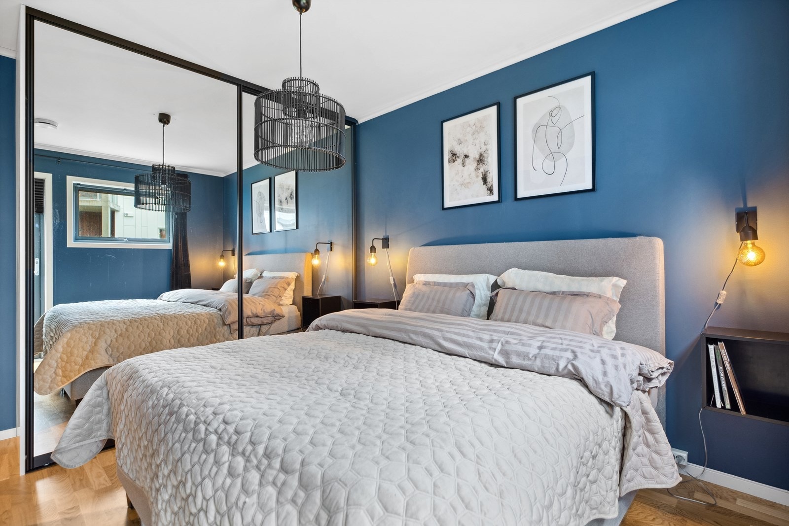 Boligen har tre soverom, fordelt med to nede og ett oppe. Galleribilde