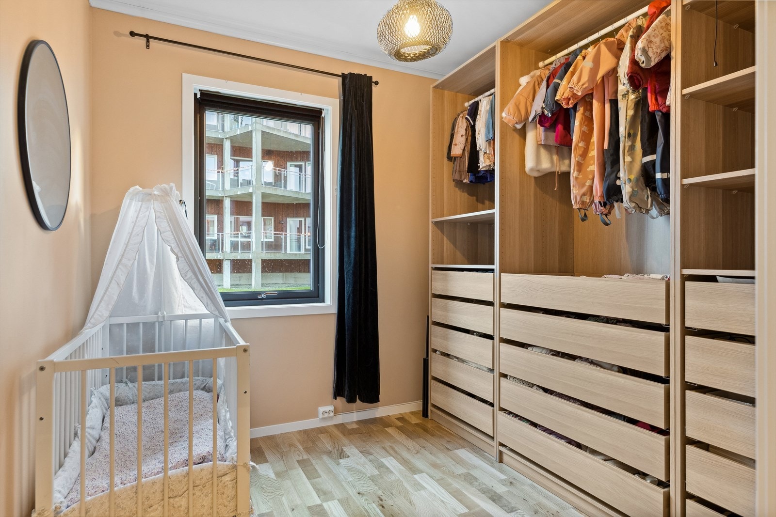 Det ene rommet nede er godt utstyrt med åpen garderobeløsning. Galleribilde