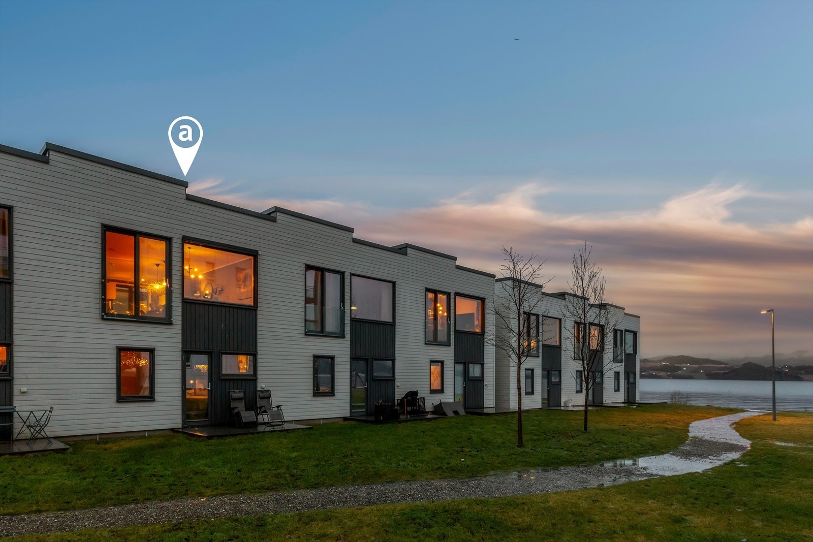 Boligen ligger fint til like ved fjorden med badeplass og fine turmuligheter. Børsa sentrum ligger 3 min unna med bil og Trondheim sentrum er ca. 25 min unna. Galleribilde