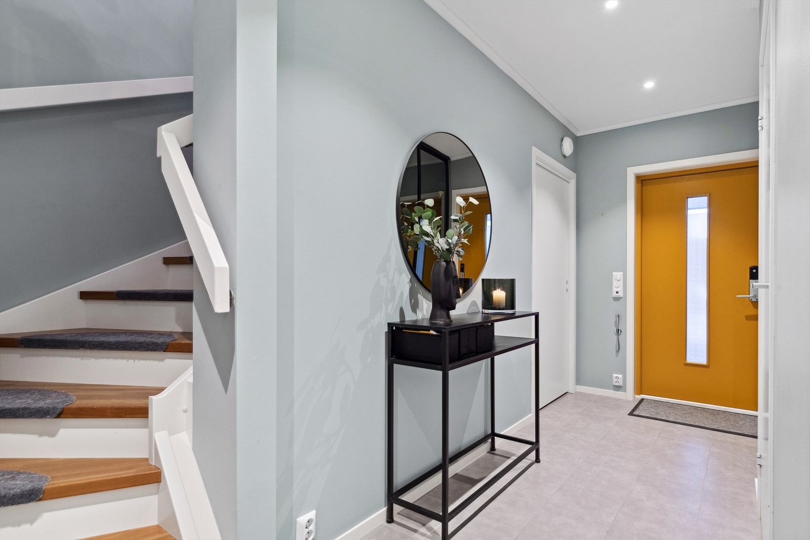 Entreen gir et smakfullt førsteinntrykk og har flislagt gulv med gulvvarme. Galleribilde